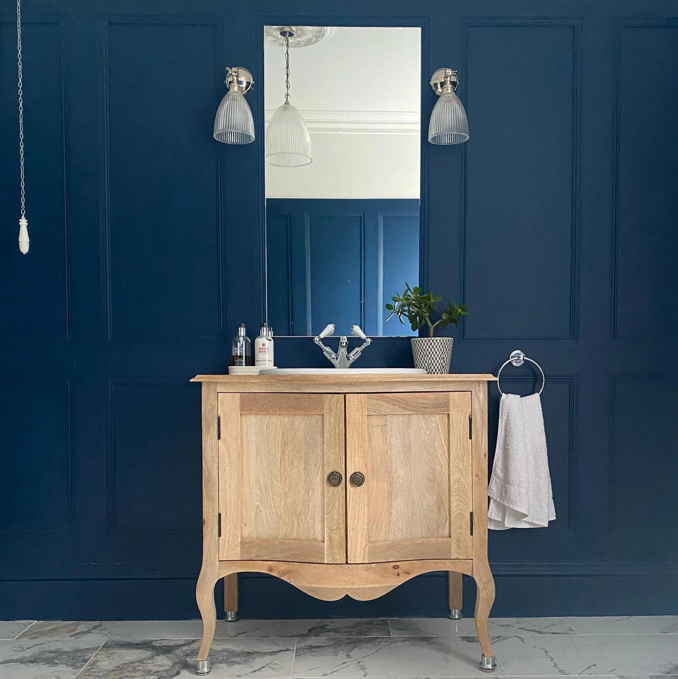 A bathroom with a sink and mirror.