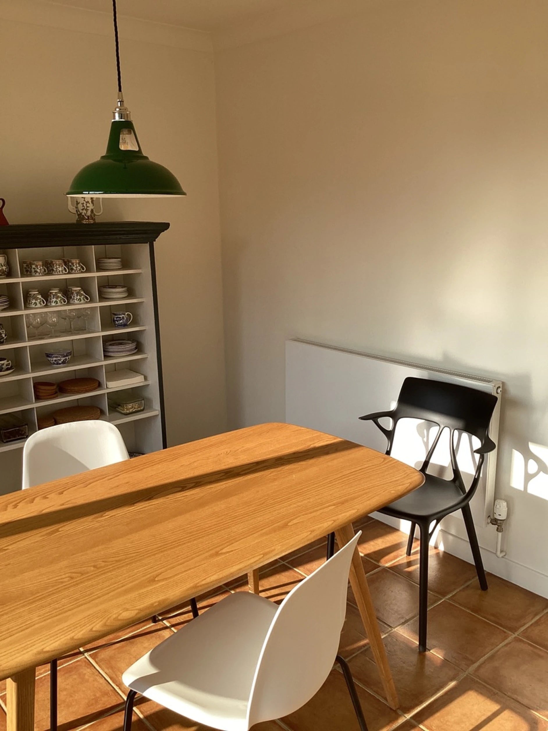 A table and chairs in a room.